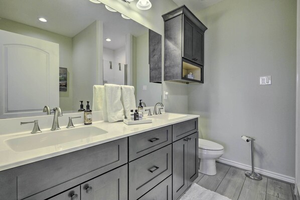 Bathroom - 'pelican Cove' Condo + Boat Slip & Balcony! (Onalaska)