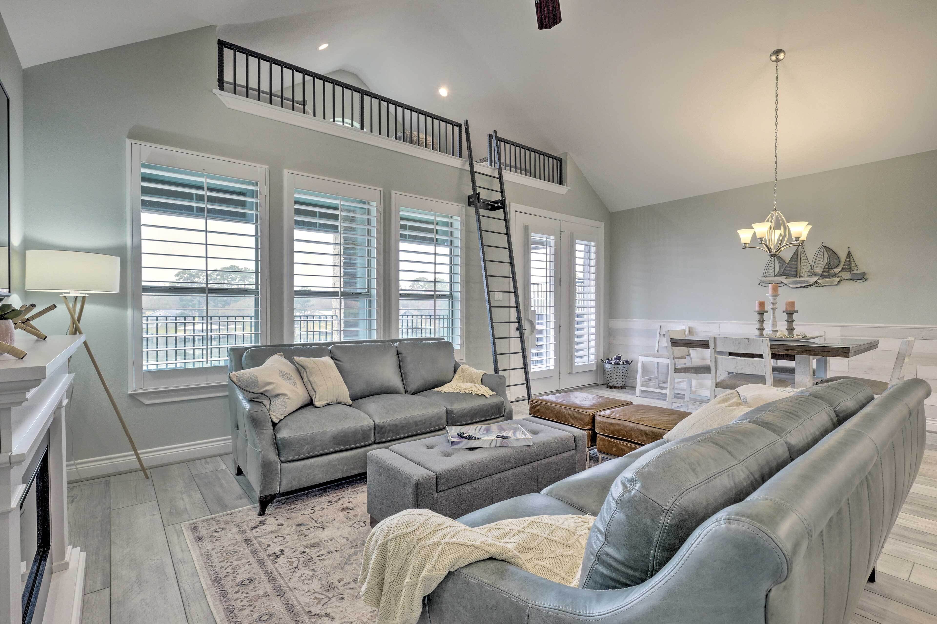 'pelican Cove' Condo + Boat Slip & Balcony!