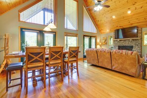 Interior - Beautiful Smoky Mountain Chalet With Game Room! (Murphy)
