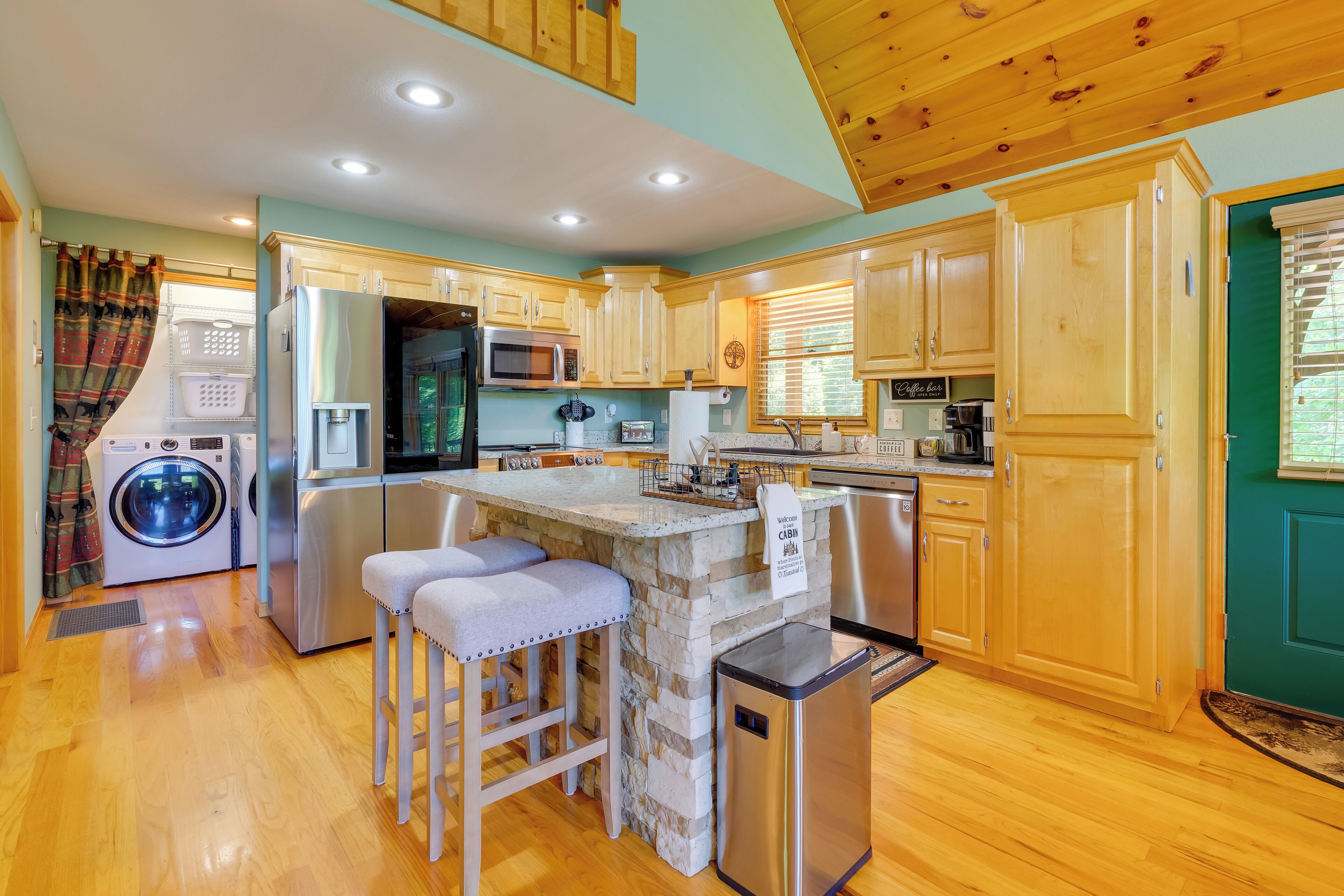 Beautiful Smoky Mountain Chalet With Game Room!