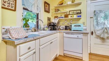 House (6 Bedrooms) | Interior