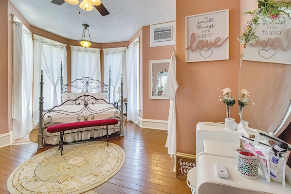 House (6 Bedrooms) | Interior - Creekfront Yellville Manor w/ Parlors & Fire Pit! (Yellville)
