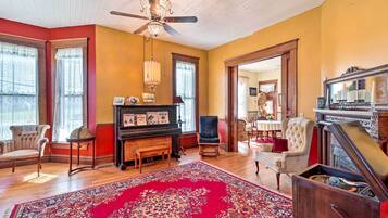 House (6 Bedrooms) | Interior