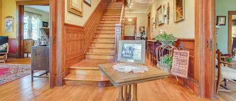 House (6 Bedrooms) | Interior