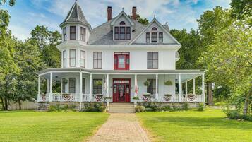 House (6 Bedrooms) | Exterior