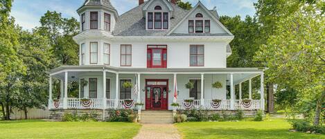 House (6 Bedrooms) | Exterior