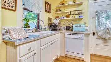 House (6 Bedrooms) | Interior