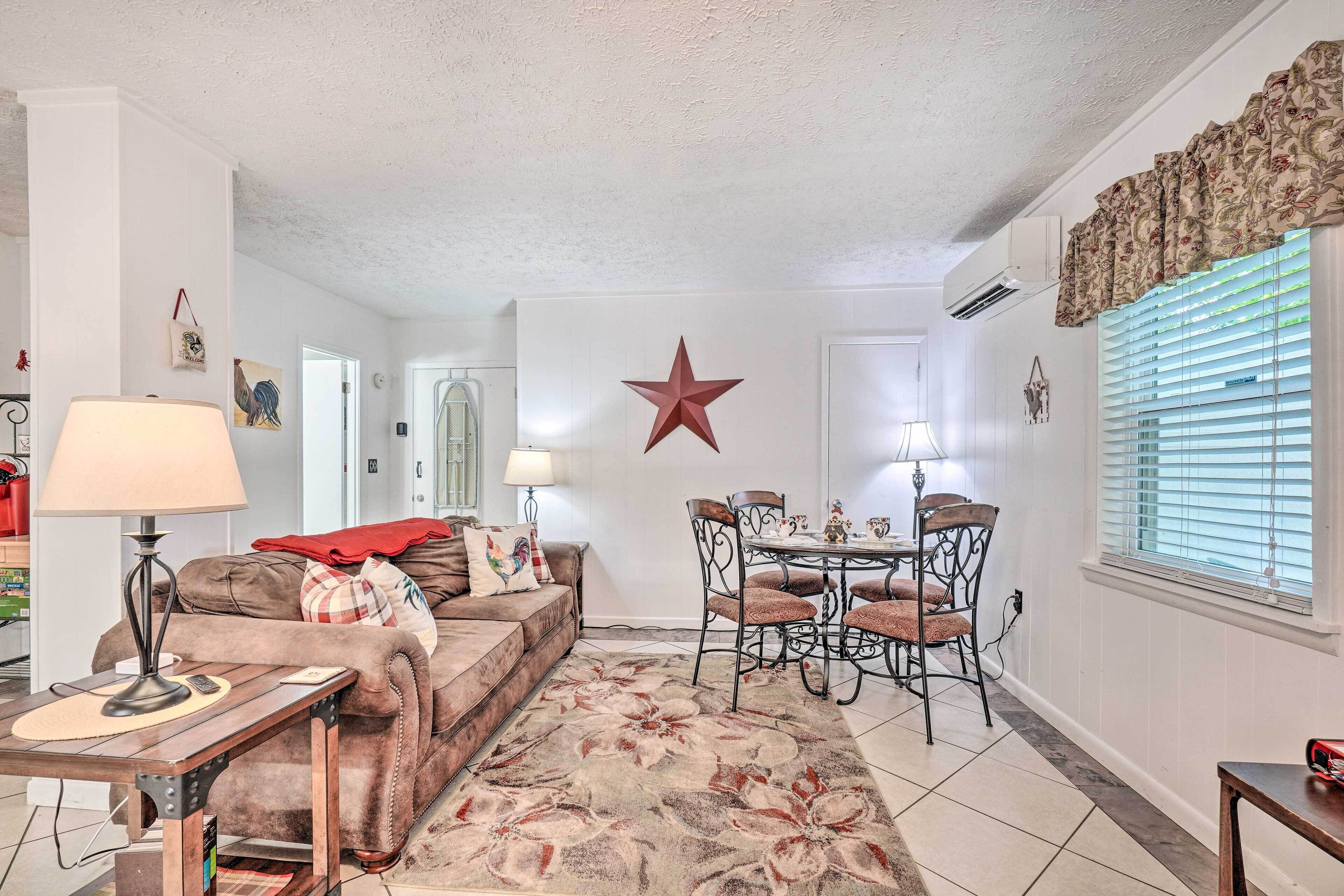 Guest-ready Vacation Rental, Mins to Dtwn!