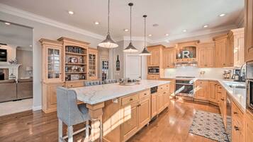 House (5 Bedrooms) | Interior