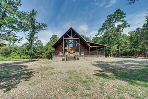 A lodge with a prominent front porch, a symmetrical facade, and a gravel driveway. - 'penny Lane Lodge' Broken Bow Cabin < 6 Mi to Lake (Broken Bow)