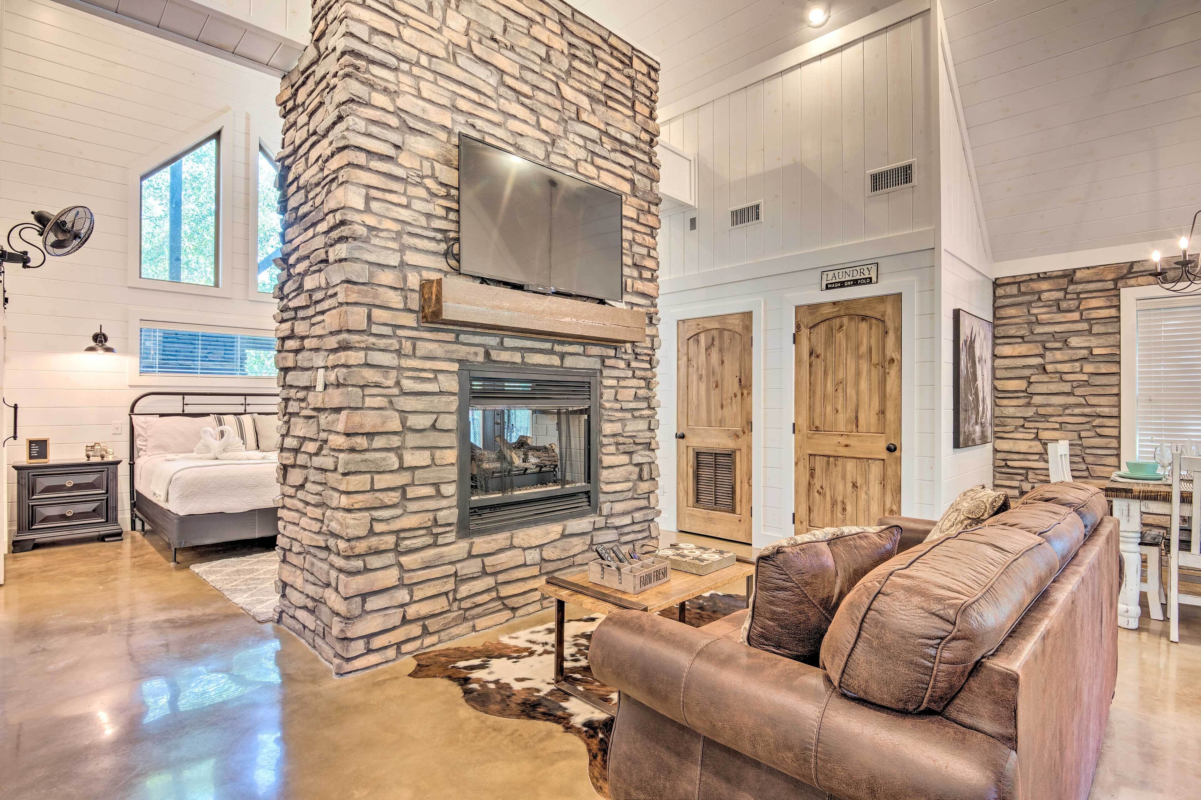 Cabin w/ Fire Pit, 4 Mi. to Broken Bow Lake!