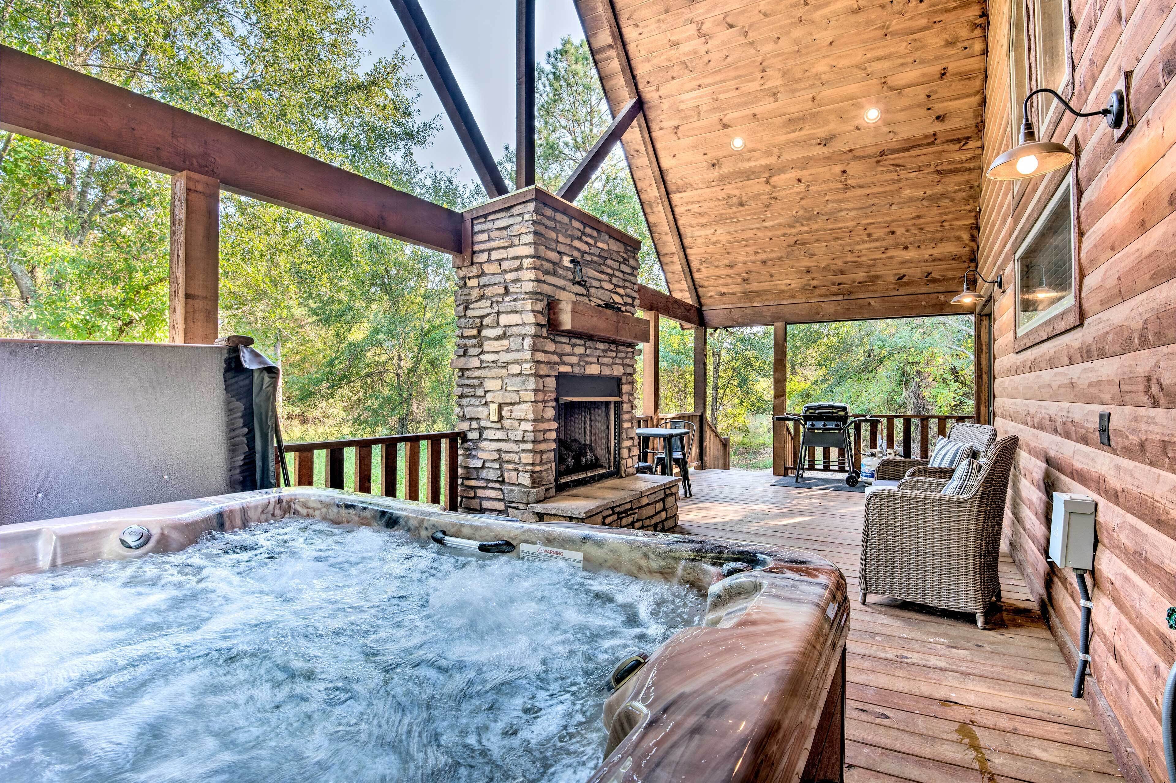 Cabin w/ Fire Pit, 4 Mi. to Broken Bow Lake!