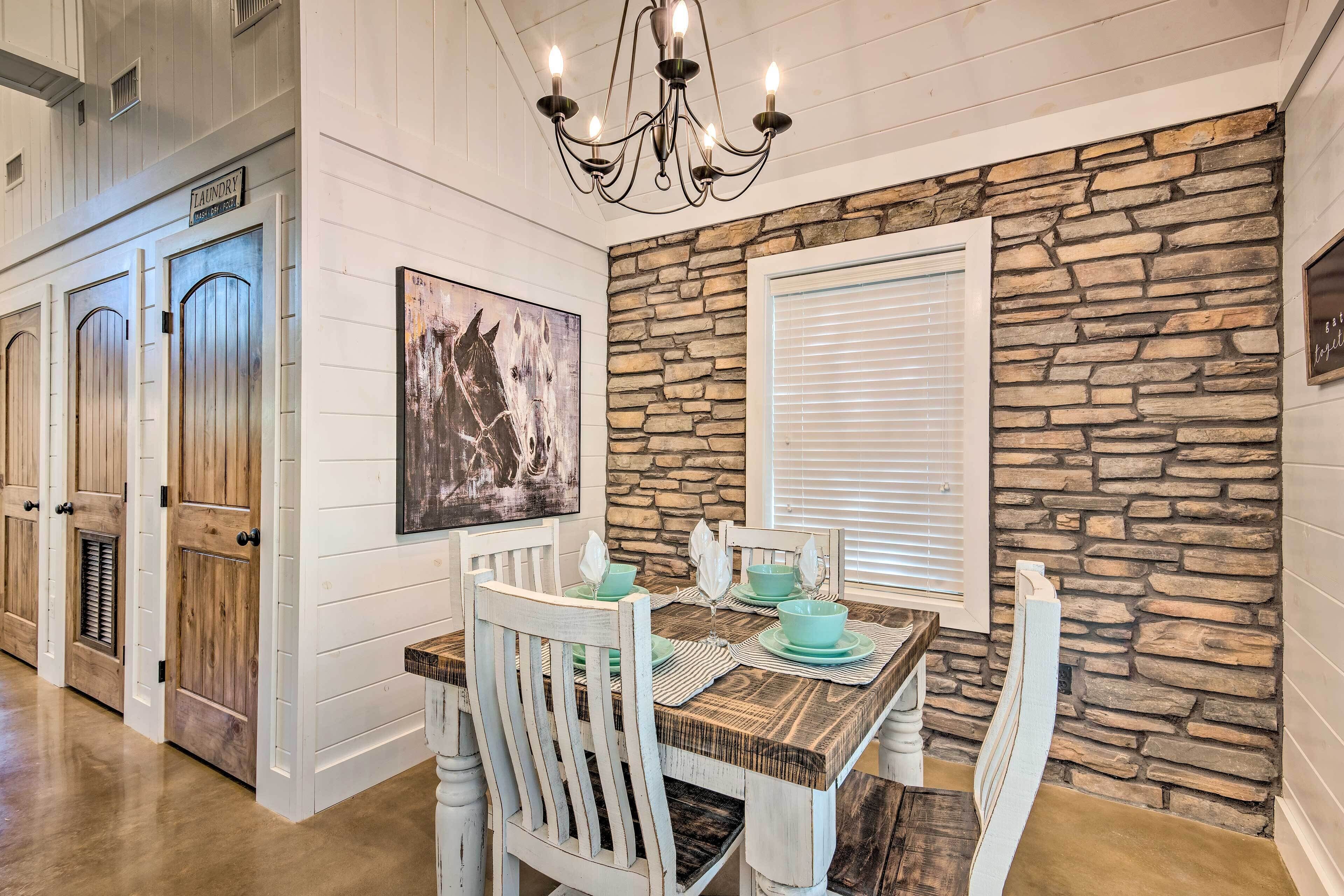 Cabin w/ Fire Pit, 4 Mi. to Broken Bow Lake!