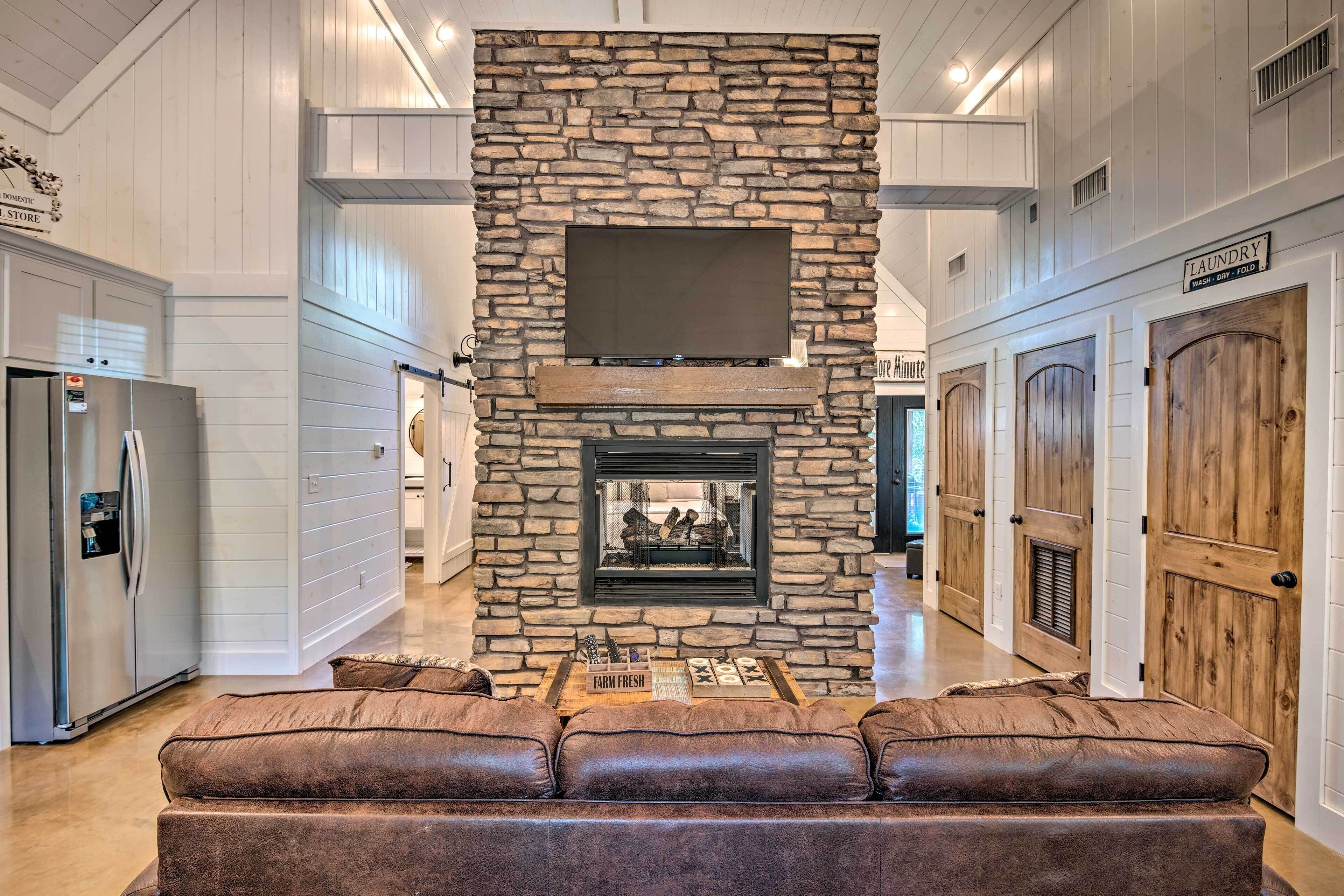 Cabin w/ Fire Pit, 4 Mi. to Broken Bow Lake!