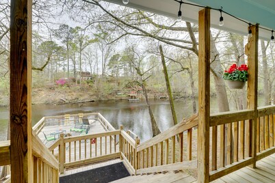 Peaceful Treetop Hideaway w/ Riverfront Views