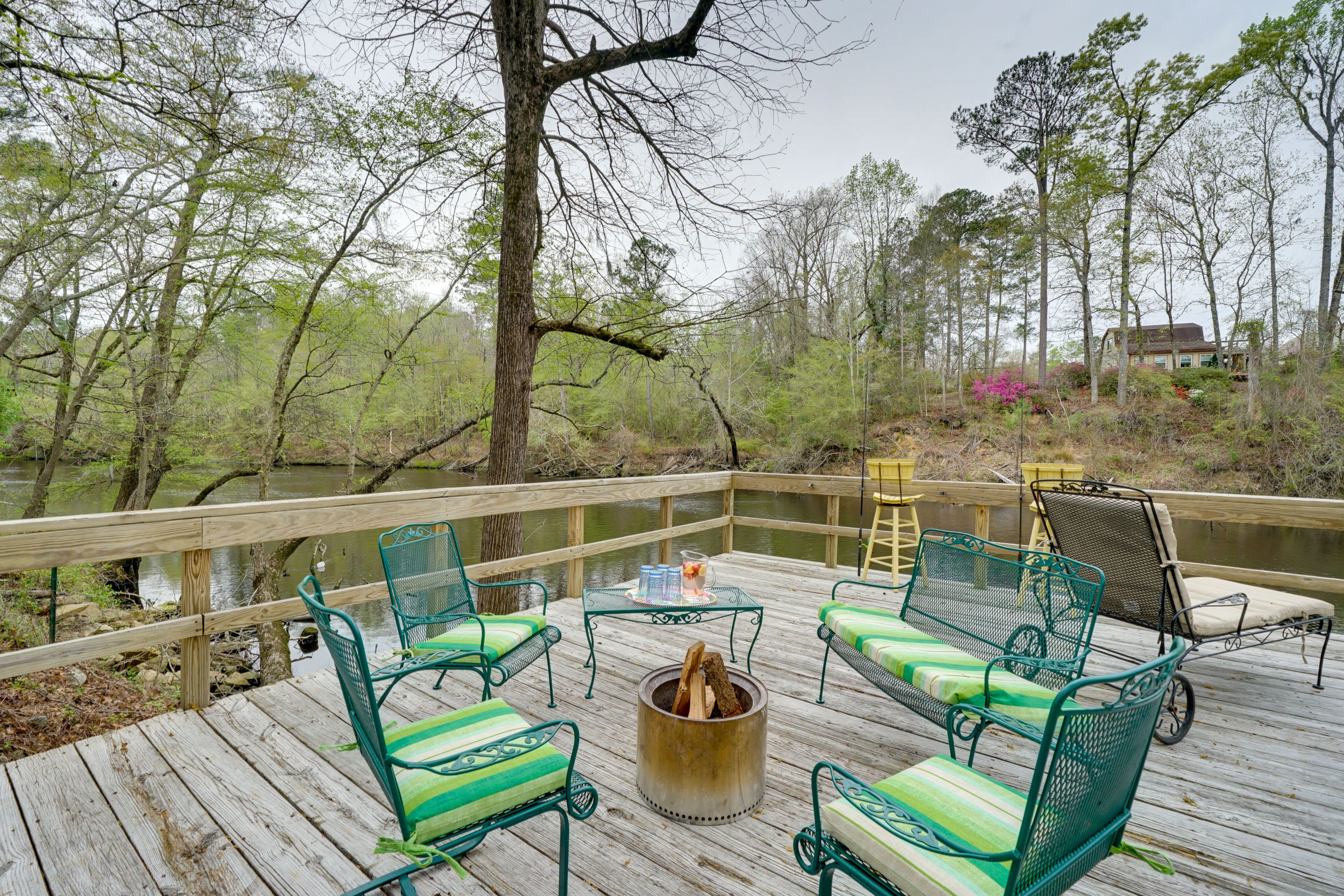 Peaceful Treetop Hideaway w/ Riverfront Views