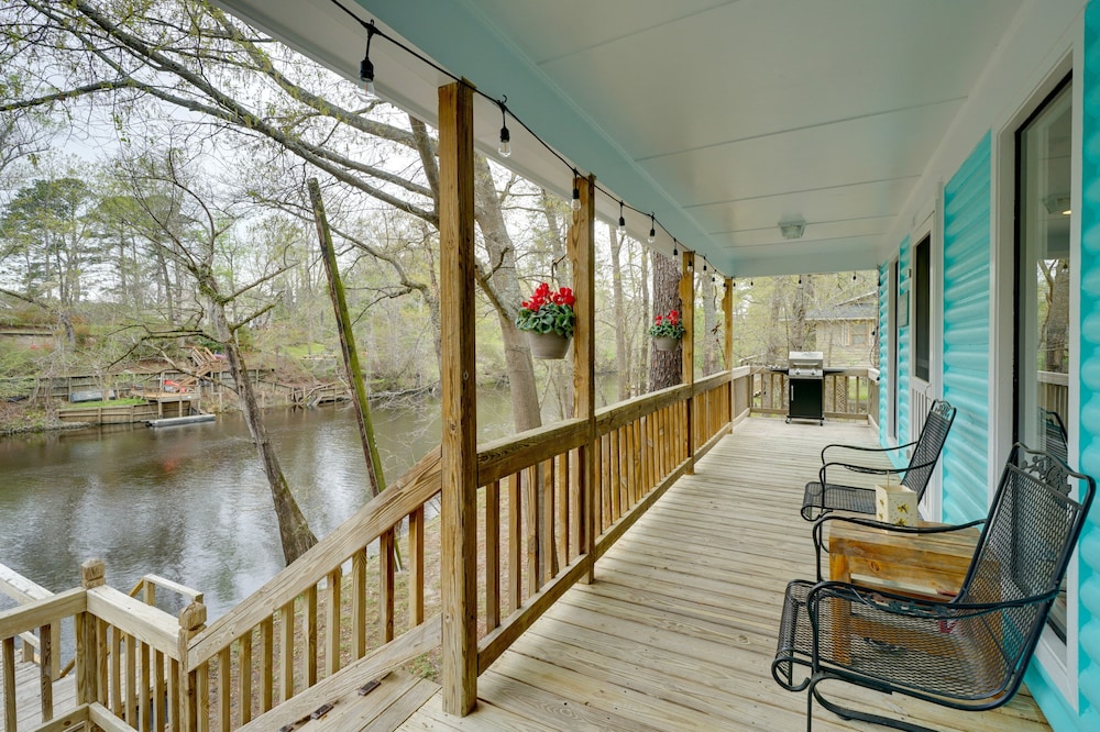 Peaceful Treetop Hideaway w/ Riverfront Views