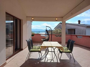 Outdoor dining - Holiday apartment close to the sea (Malinska)