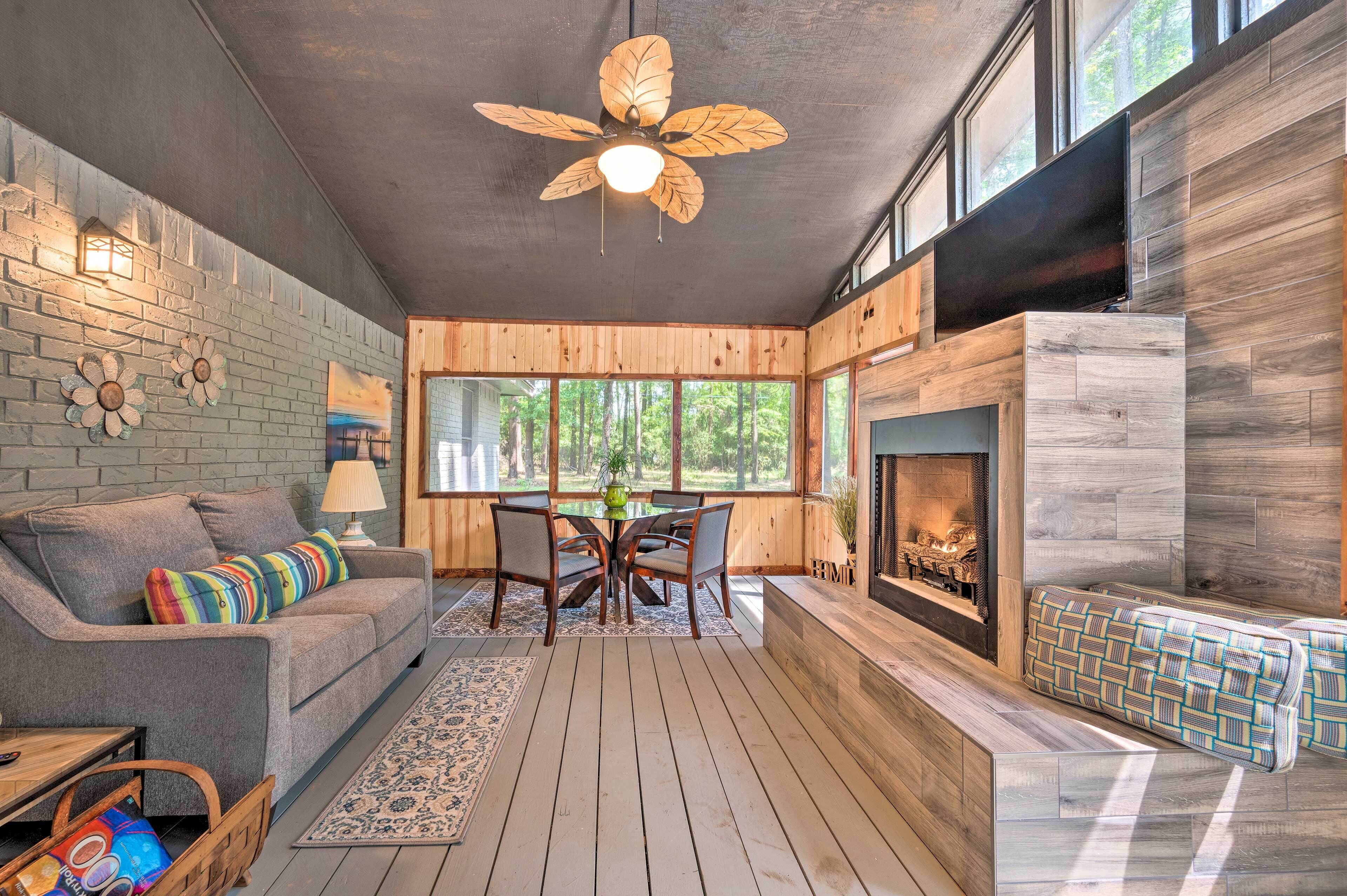 Lavish Broken Bow Getaway w/ Hot Tub on ~ 6 Acres!