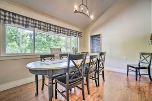 Dining - Quiet Rockbridge Cottage ~ 4 Mi to Hocking Hills! (Rockbridge)