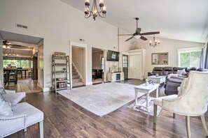 Cottage (5 Bedrooms) | Ruang tamu | Pendiangan, meja ping pong 