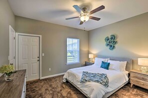 Apartment (3 Bedrooms) | Interior - Ideally Located & Elegant Condo w/ Balcony! (Tallahassee)