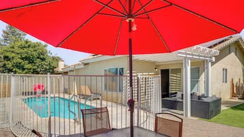 Rumah (3 Bedrooms) | Kolam renang