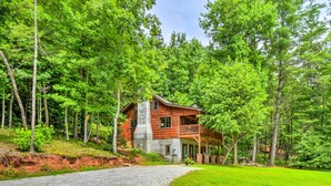 A cabin with a porch, surrounded by dense forest. - Chauga River Cabin: Pets Welcome! (Mountain Rest)