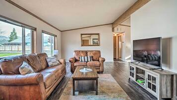 House (3 Bedrooms) | Living area