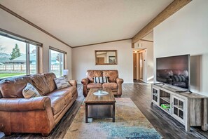 House (3 Bedrooms) | Living area