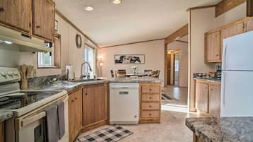 House (3 Bedrooms) | Private kitchen | Microwave, oven, stovetop, dishwasher