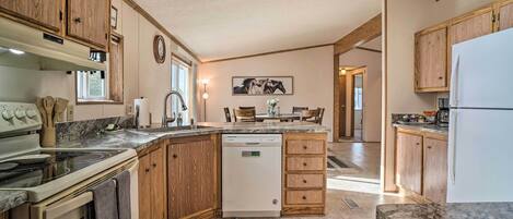 House (3 Bedrooms) | Private kitchen | Microwave, oven, stovetop, dishwasher