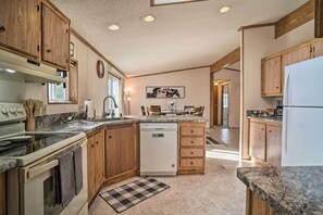 House (3 Bedrooms) | Private kitchen | Microwave, oven, stovetop, dishwasher - Charming Grants Pass Home w/ Large Backyard! (Grants Pass)