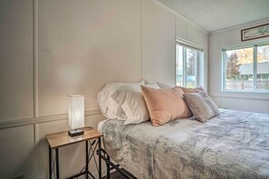 House (3 Bedrooms) | 3 bedrooms, iron/ironing board, bed sheets - Charming Grants Pass Home w/ Large Backyard! (Grants Pass)