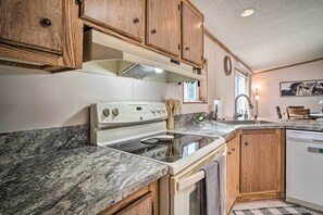 House (3 Bedrooms) | Private kitchen - Charming Grants Pass Home w/ Large Backyard! (Grants Pass)