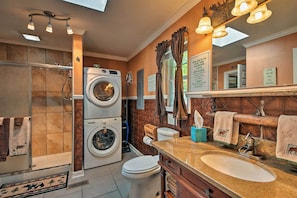 A bathroom with a washing machine, toilet, sink, and shower. - Cozy Cabin on Tenn River - 10 Mi to Chattanooga! (Chattanooga)