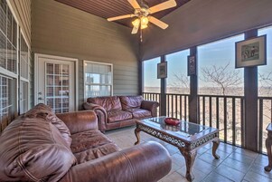 Una televisión, una consola de videojuegos