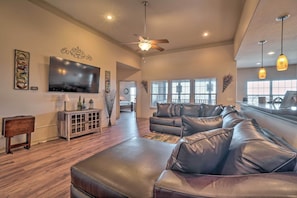 TV, video game console, iPod dock, ping pong - Branson Group Getaway: 2 Mi to Silver Dollar City! (Branson West)