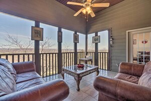 Una televisión, una consola de videojuegos