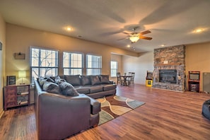 Interior - Branson Group Getaway: 2 Mi to Silver Dollar City! (Branson West)