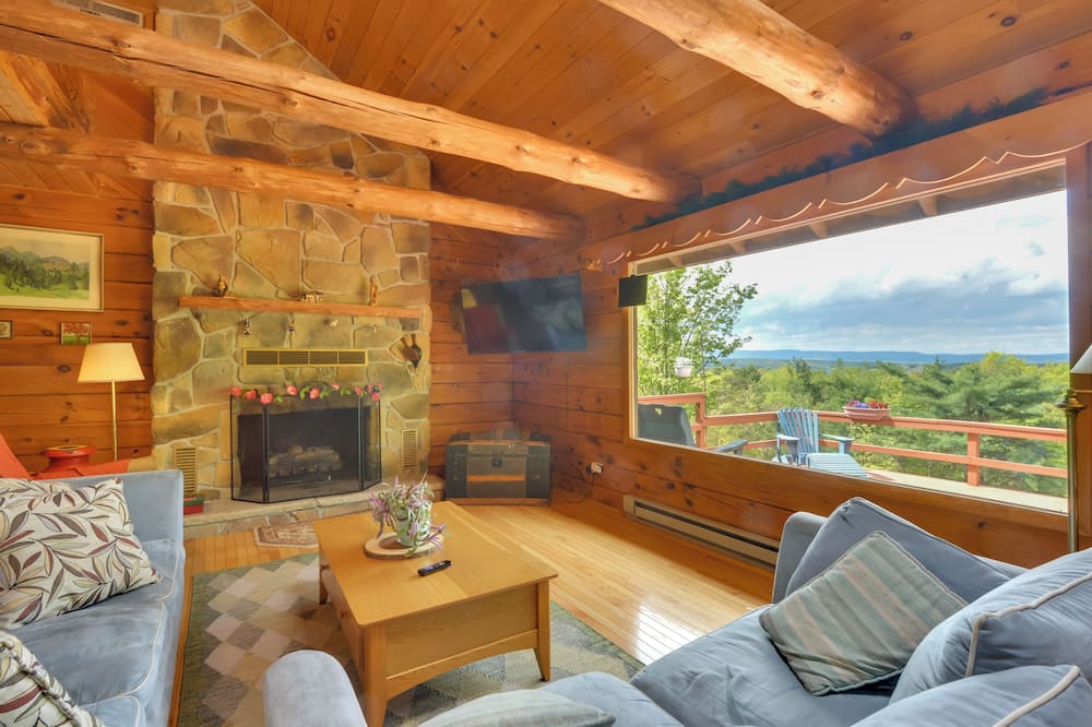 Peaceful Bedford Escape: Deck & Stunning Views! - New Paris, PA