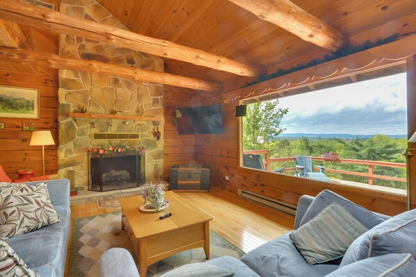 獨棟房屋 (3 Bedrooms) | 起居區 | 電視、 DVD 播放機