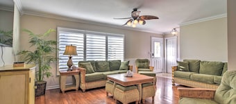 4 Mi to Beach: Gem w/ Pool & Lanai in Seminole!