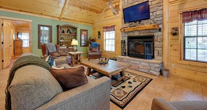 Broken Bow Cabin w/ Hot Tub & Deck - 4 Mi to Lake!