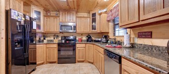 Broken Bow Cabin w/ Hot Tub & Deck - 4 Mi to Lake!