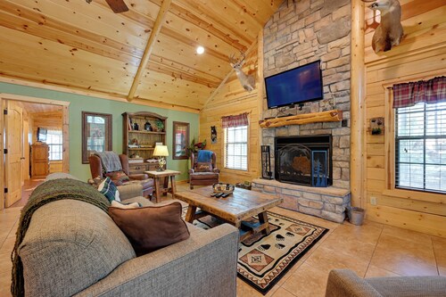 Broken Bow Cabin w/ Hot Tub & Deck - 4 Mi to Lake!