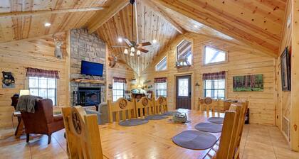 Broken Bow Cabin w/ Hot Tub & Deck - 4 Mi to Lake!
