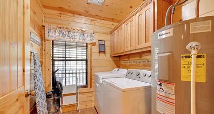 Broken Bow Cabin w/ Hot Tub & Deck - 4 Mi to Lake!