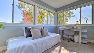 3 bedrooms, laptop workspace, bed sheets