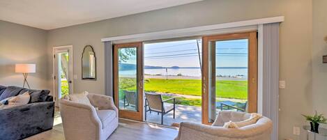 Apartment (3 Bedrooms) | Wohnbereich | Fernseher, Kamin